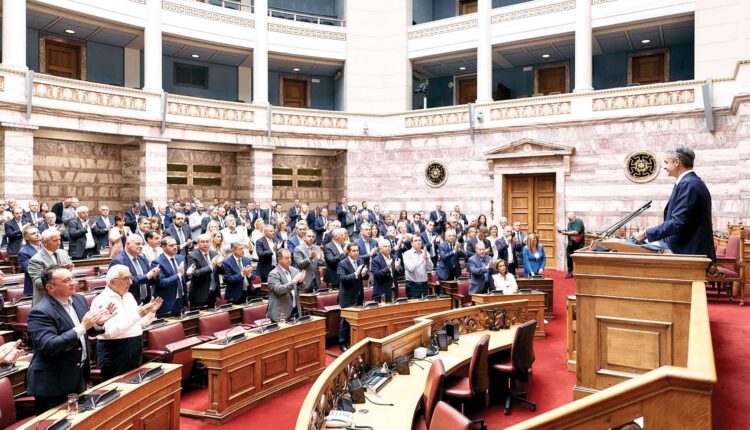 «Κόβει» τήν Ντόρα ἀπό τά ψηφοδέλτια