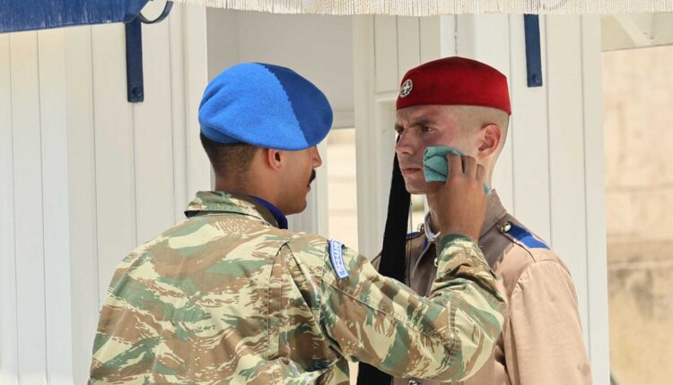Λιώνουν οἱ πέτρες, ὄχι οἱ Εὔζωνοι