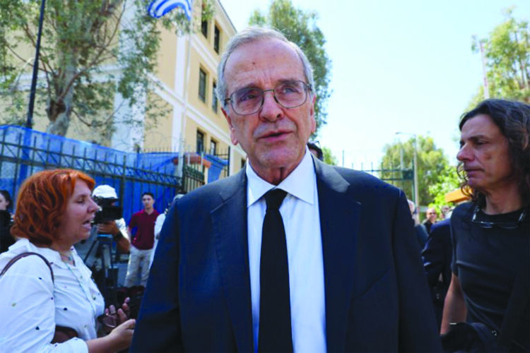 Ο Αντώνης Σαμαράς στον δρόμο με πολίτες πίσω του