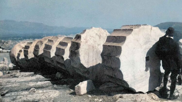 Στό ἐρώτημα «ἄν ἀνηφορίζει κανείς τήν Ἀκρόπολη, γιά νά τήν δεῖ, πεζῇ ἤ μέ αὐτοκίνητο, ἀπαντῶ: μέ τά γόνατα!»