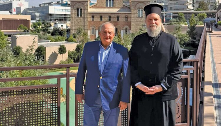 Ἐπίσκεψις Καραμανλῆ στό «Ἰωνικό Κέντρο»
